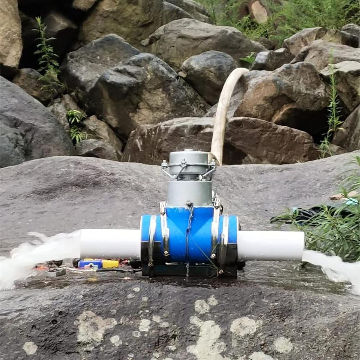 Générateur hydroélectrique - Micro turbine alliage aluminium 1000 W - Tension 220 V débit d'eau 2 litres par seconde poids 2,9 kg - Alimentation temporaire pour zones isolées
